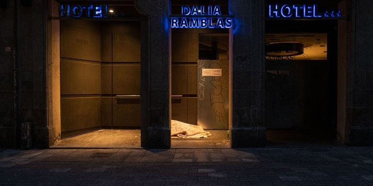 Entrada cerrada del Hotel Dalia Ramblas, en Barcelonaa / PABLO MIRANZO