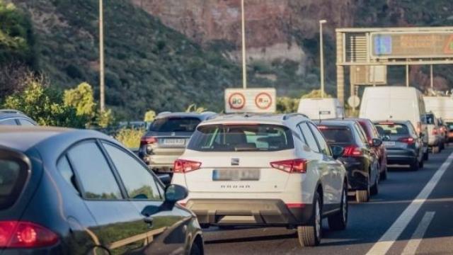 Congestión de tráfico en la ronda Litoral de Barcelona