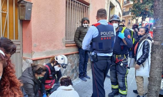 La pareja de Pep se ha desmayado durante el desahucio/ TWITTER-Sindicat d’Habitatge de Nou Barris