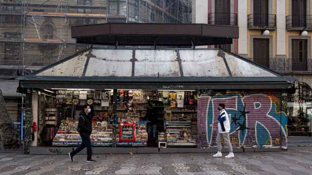 Personas caminan por delante los icónicos quioscos de las ramblas / PABLO MIRANZO (MA)