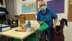 Una mujer recogiendo los alimentos que le dan en una ONG de Barcelona que colabora con el Banc dels Aliments / ELISABET GONZALEZ