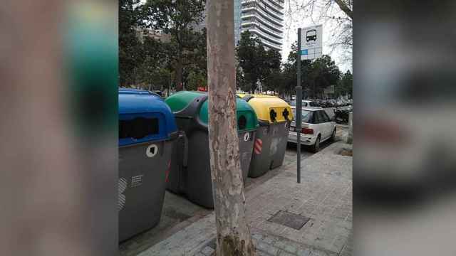 Parada de bus en la Rambla de Prim con la calle Llull de Barcelona / @AvvMaresmeBCN