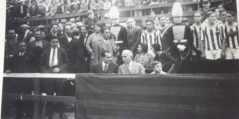 El expresidente de la Generalitat Francesc Macià, en el palco del Júpiter, adornado por una bandera del club / CEDIDA