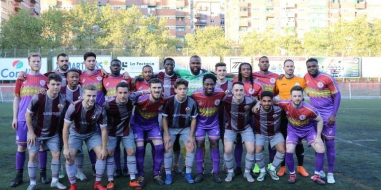 Los jugadores del Júpiter y del Clapton inglés posan tras el partido que disputaron en 2019 / JÚPITER