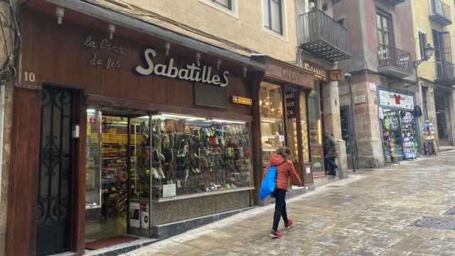 La Casa de les Sabatilles en el barrio Gòtic, con una tienda de souvenirs al lado / METRÓPOLI