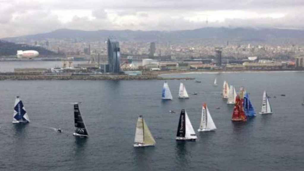 Embarcaciones de la Barcelona Wolrd Race junto a la costa de la ciudad / FNOB