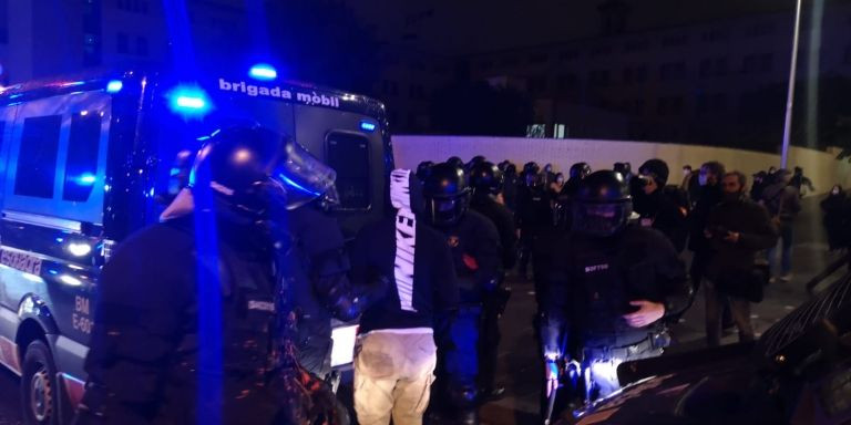 Momento en que los Mossos se han llevado durante un rato a un manifestante antifascista/ GUILLEM ANDRÉS