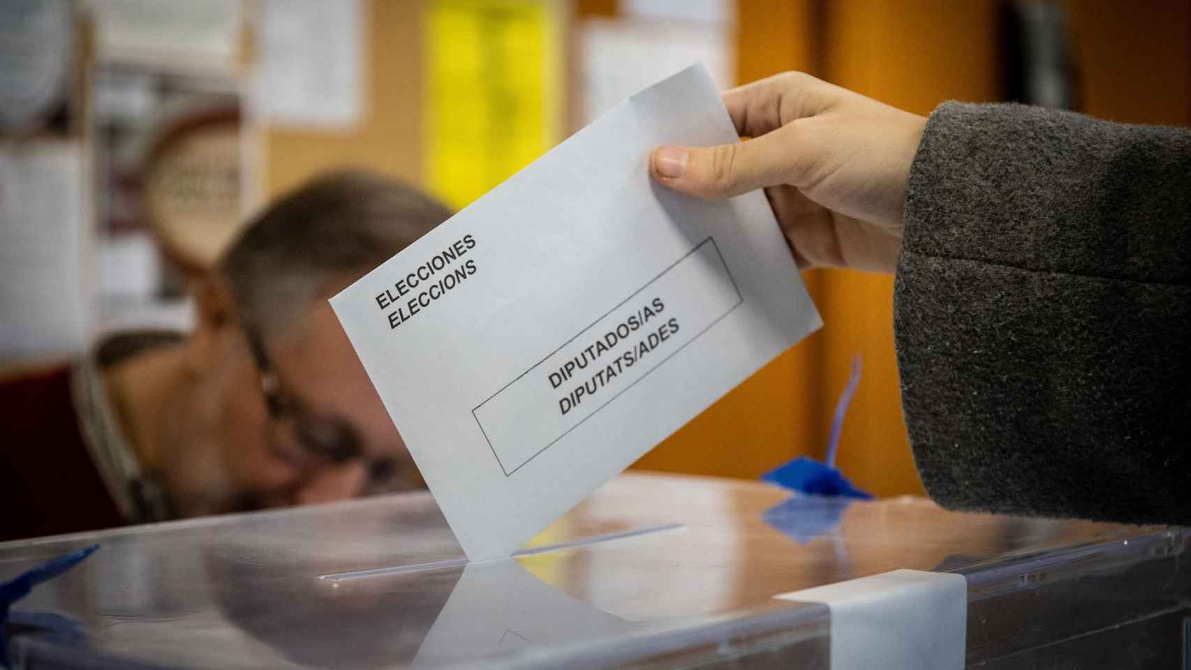 Voto en un colegio electoral durante las elecciones