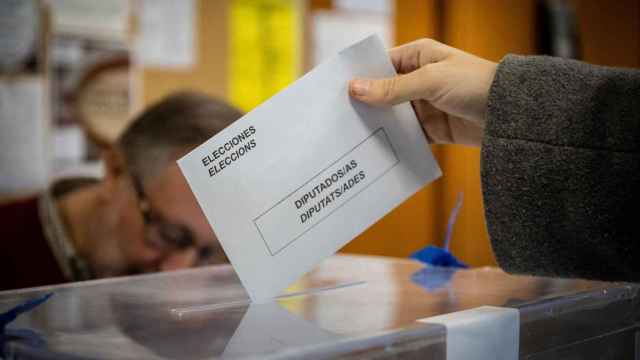 Voto en un colegio electoral durante las elecciones