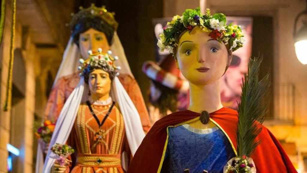 Desfilada de 'gegants' durante las fiestas de Santa Eulàlia / AYUNTAMIENTO DE BARCELONA