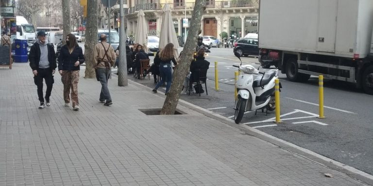 La terraza de un bar en la calzada sin apenas protección / METRÓPOLI ABIERTA - JORDI SUBIRANA