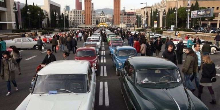 Vehículos clásicos en la avenida Reina Maria Cristina / HCC HOTELS