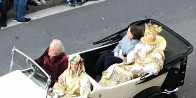 Colau, en un Rolls-Royce durante una cabalgata de Reyes / ARCHIVO