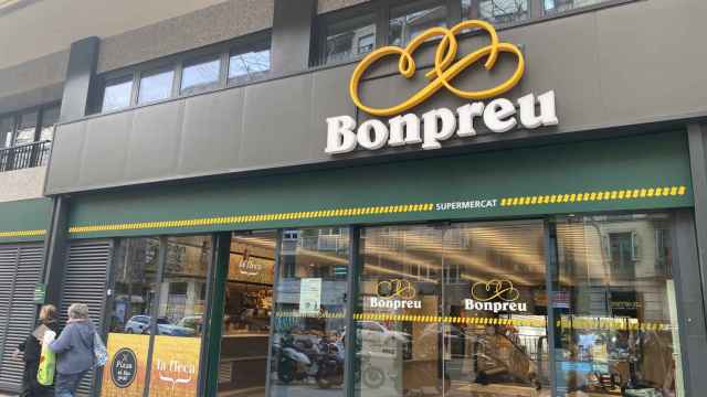 Exterior del supermercado Bonpreu ubicado en el antiguo cine Urgell / M.A.