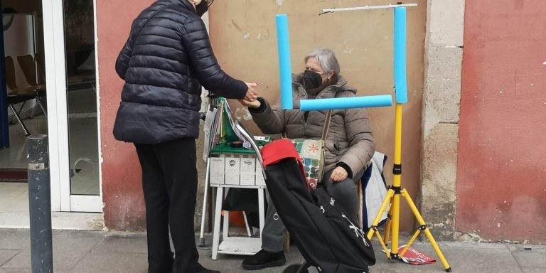 Lourdes López, en la esquina donde vende cupones de la lotería, el pasado jueves / G.A