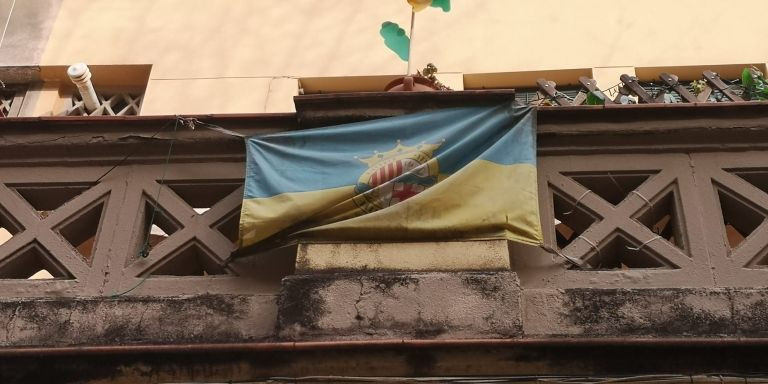 El escudo de la Barceloneta, que luce orgulloso en muchos balcones / G.A