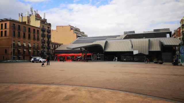 La plaza del mercado de la Barceloneta / GUILLEM ANDRÉS