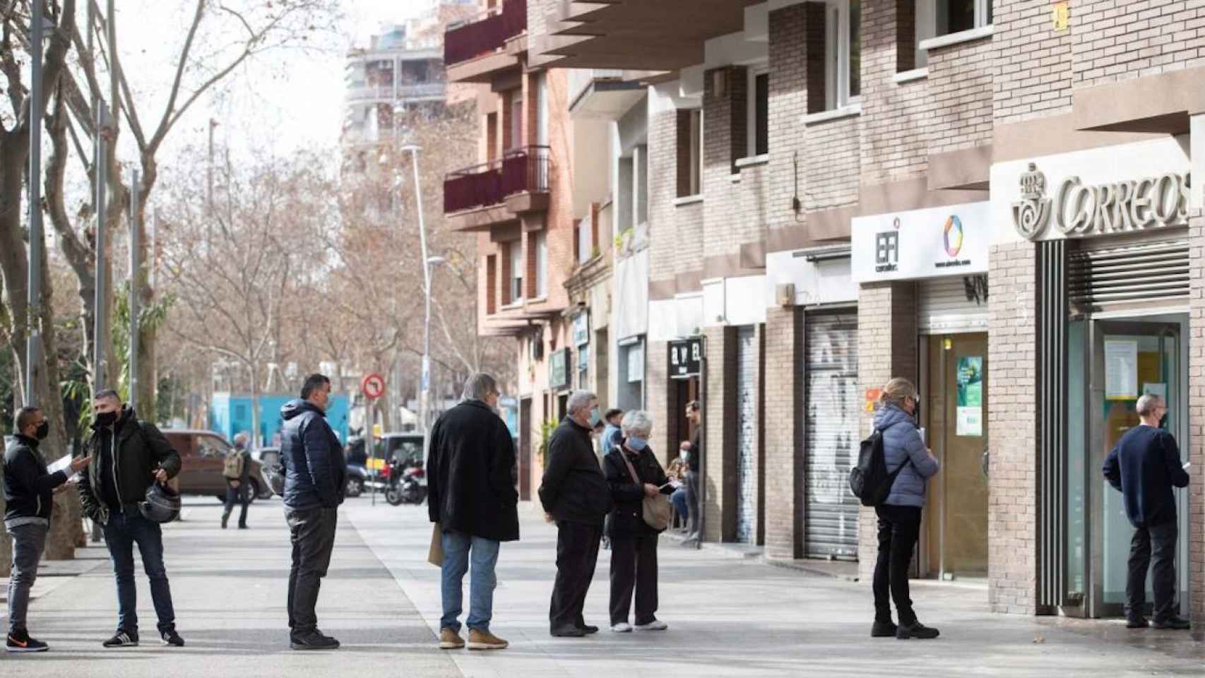 Varias personas hacen cola en una oficina de Correos de Barcelona este viernes, último día para admitir peticiones de voto por correo para el 14-F / Marta Pérez (EFE)