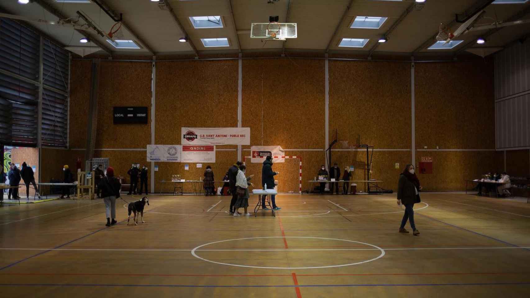 un colegio electoral este domingo en Barcelona / EUROPA PRESS