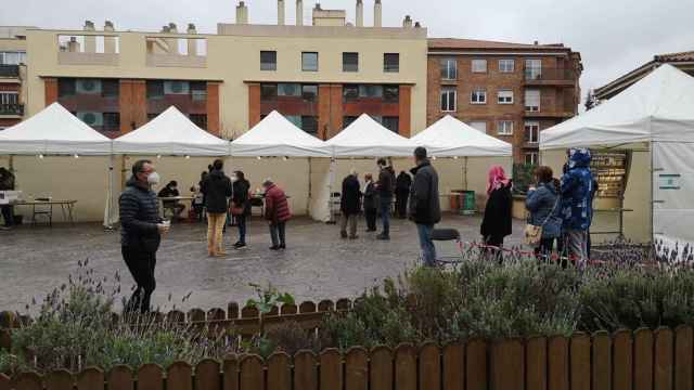 Mesas electorales debajo de carpas de plástico en el colegio Sagrat Cor de Sarrià de Barcelona / GUILLEM ANDRÉS