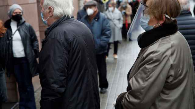 Votantes hacen cola ante un colegio electoral en la calle Balmes de Barcelona, este domingo, durante las elecciones para elegir a los 165 diputados del Parlament / EFE - Toni