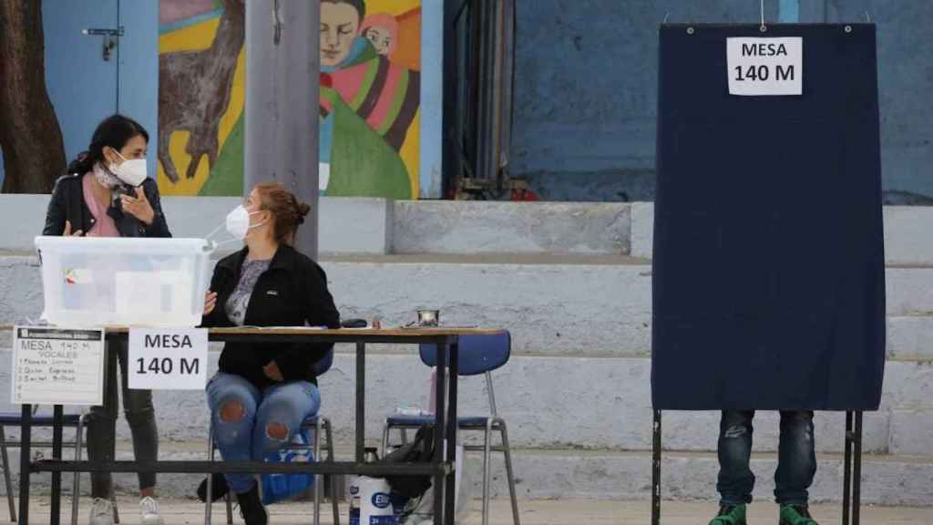 Una mesa electoral adaptada para evitar contagios / EFE