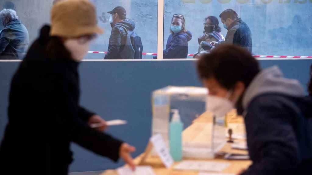 Una mujer votando en el CCCB en el distrito de Ciutat Vella de Barcelona / EFE