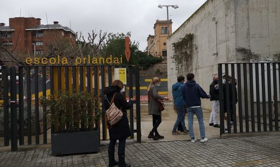 Cola en el colegio Orlandai, en el barrio de Sarrià / G.A