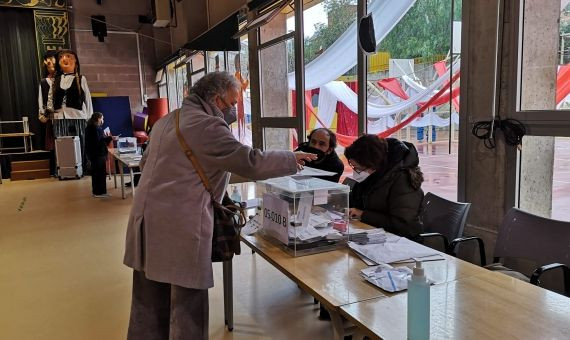 Una votante en la escuela de Orlandai este mediodía / G.A