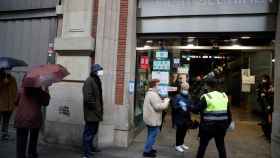 Varias personas hacen cola para votar en el colegio electoral situado en el Mercat del Ninot en Barcelona este domingo cuando se celebran las elecciones regionales / EFE - Toni