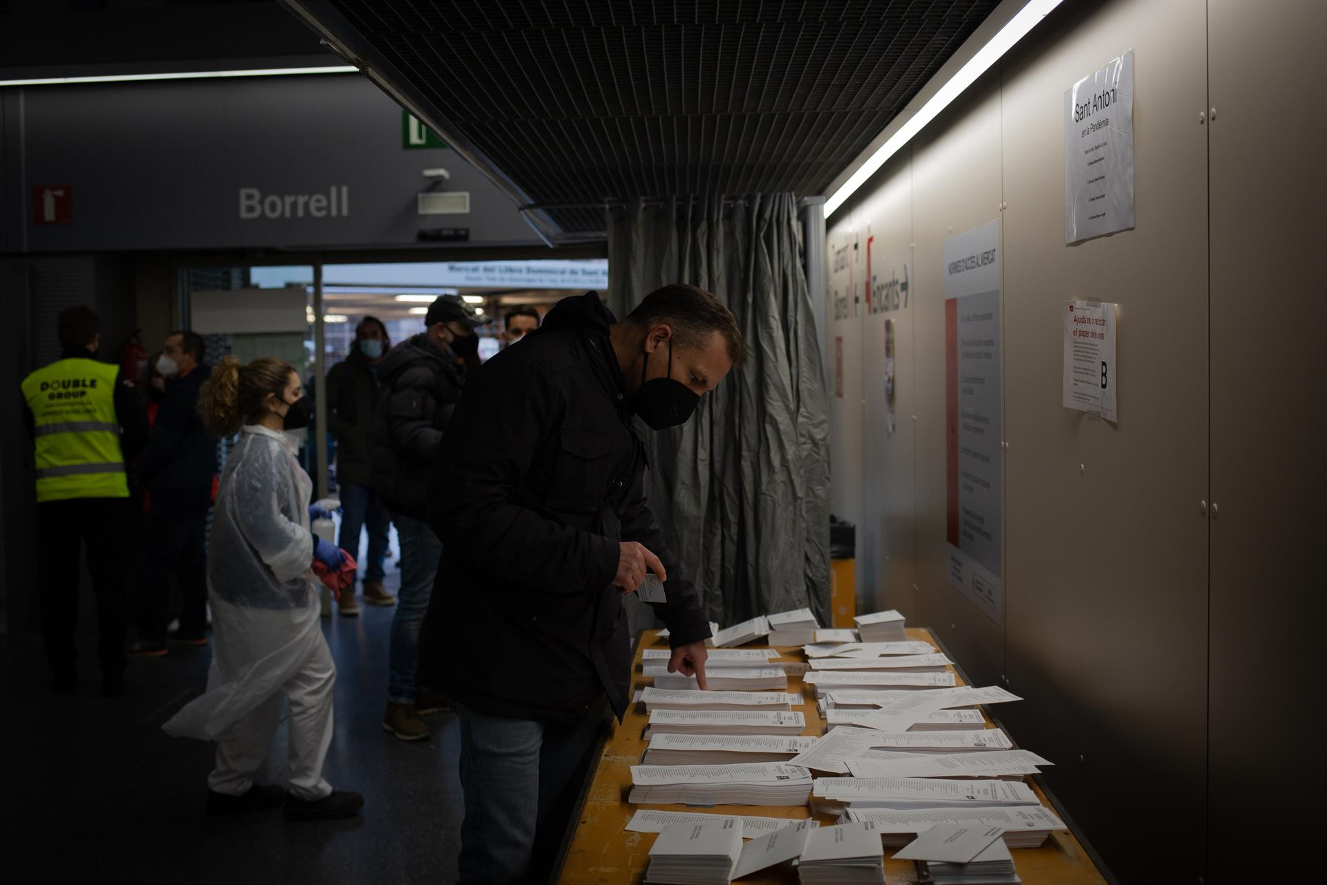 Votante en un colegio electoral / EUROPA PRESS