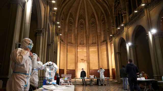 Imagen de una iglesia de Barcelona que se ha convertido en un centro de votación en estas elecciones atípicas del 14F / EFE