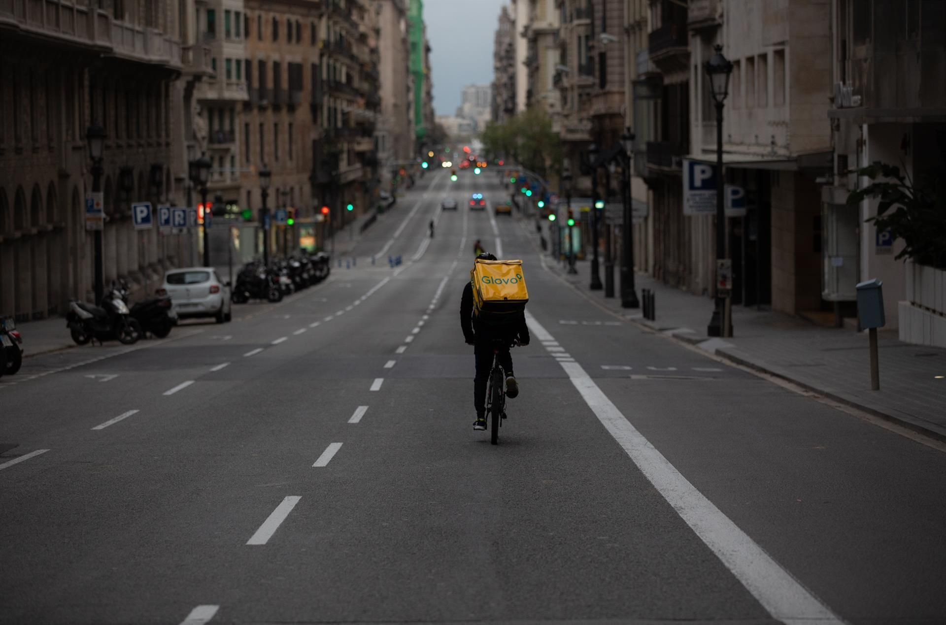 Un 'rider' de Glovo circulando por la Via Laietana de Barcelona / EUROPA PRESS