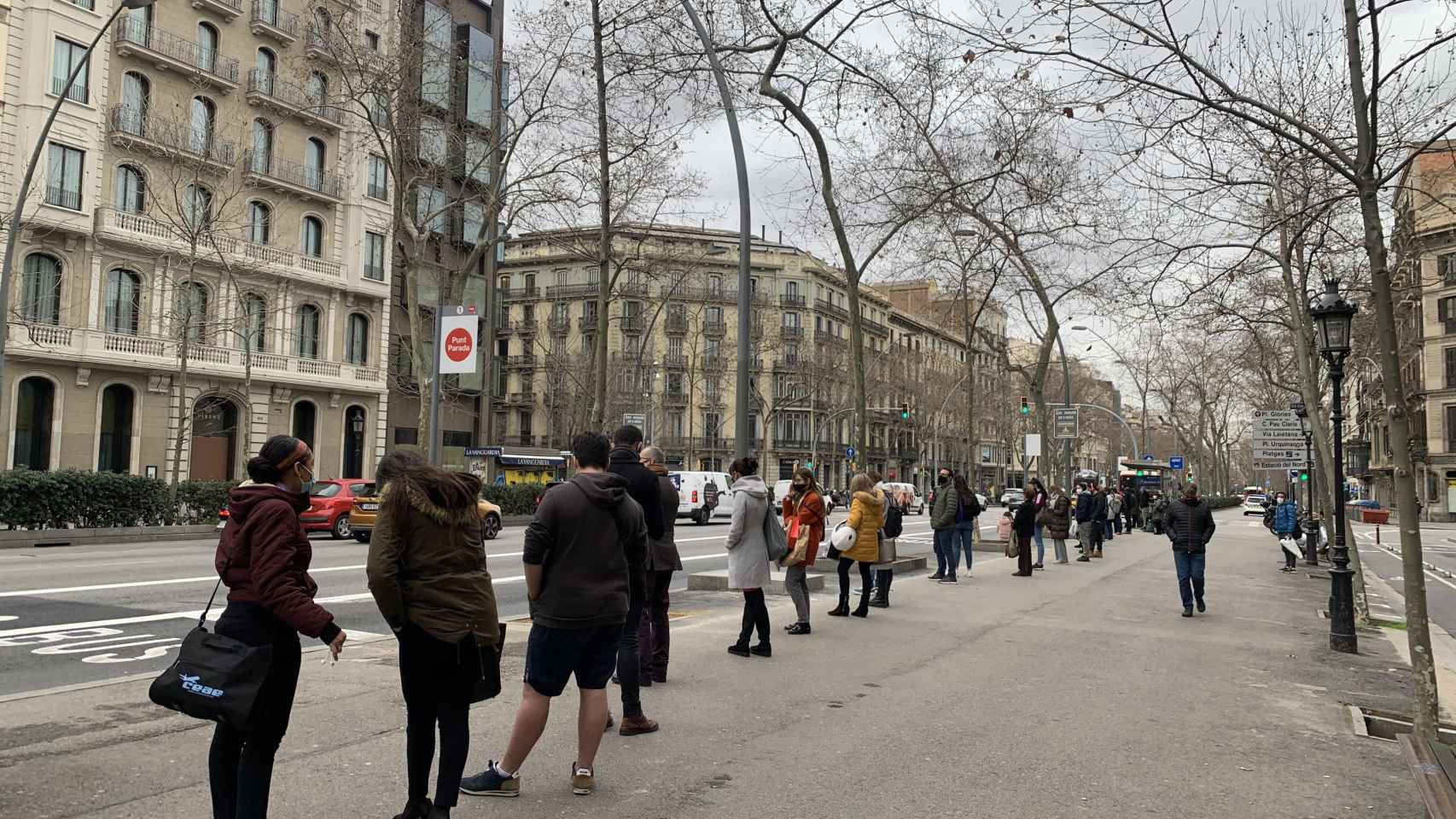 Colas interminables (y con distancia de seguridad) para coger el autobús en Barcelona / METRÓPOLI ABIERTA