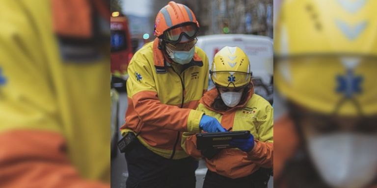 Operarios del Sistema d'Emergències Mèdiques, en el paseo de la Zona Franca / SISTEMA D'EMERGÈNCIES MÈDIQUES