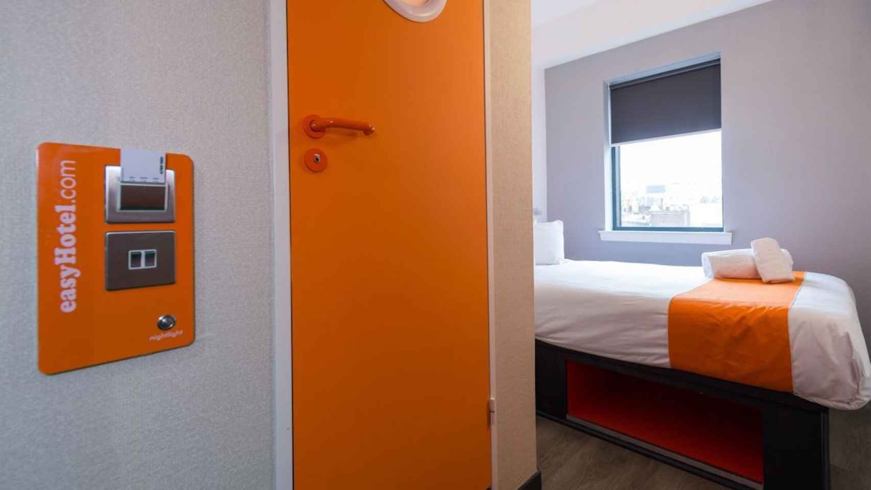 Interior de una habitación de Easy Hotel / EASYHOTEL