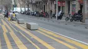 Bloques de hormigón en la calle de Girona de Barcelona colocados por el gobierno de Colau / METRÓPOLI ABIERTA - JORDI SUBIRANA