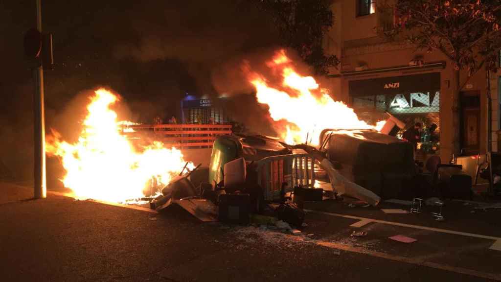 Barricadas y hogueras en Barcelona contra el encarcelamiento de Hasél / G.A.