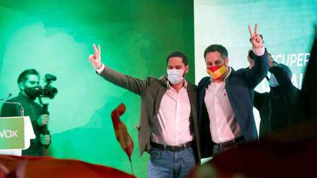 El candidato de Vox a la presidencia de la Generalitat, Ignacio Garriga, junto al presidente del partido, Santiago Abascal, durante el acto final de campaña / EFE - Alejandro García