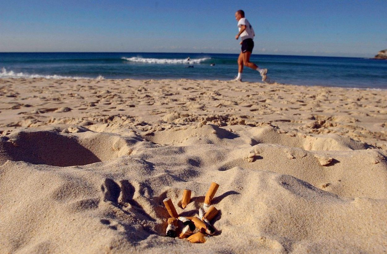 Colillas en una playa / EFE