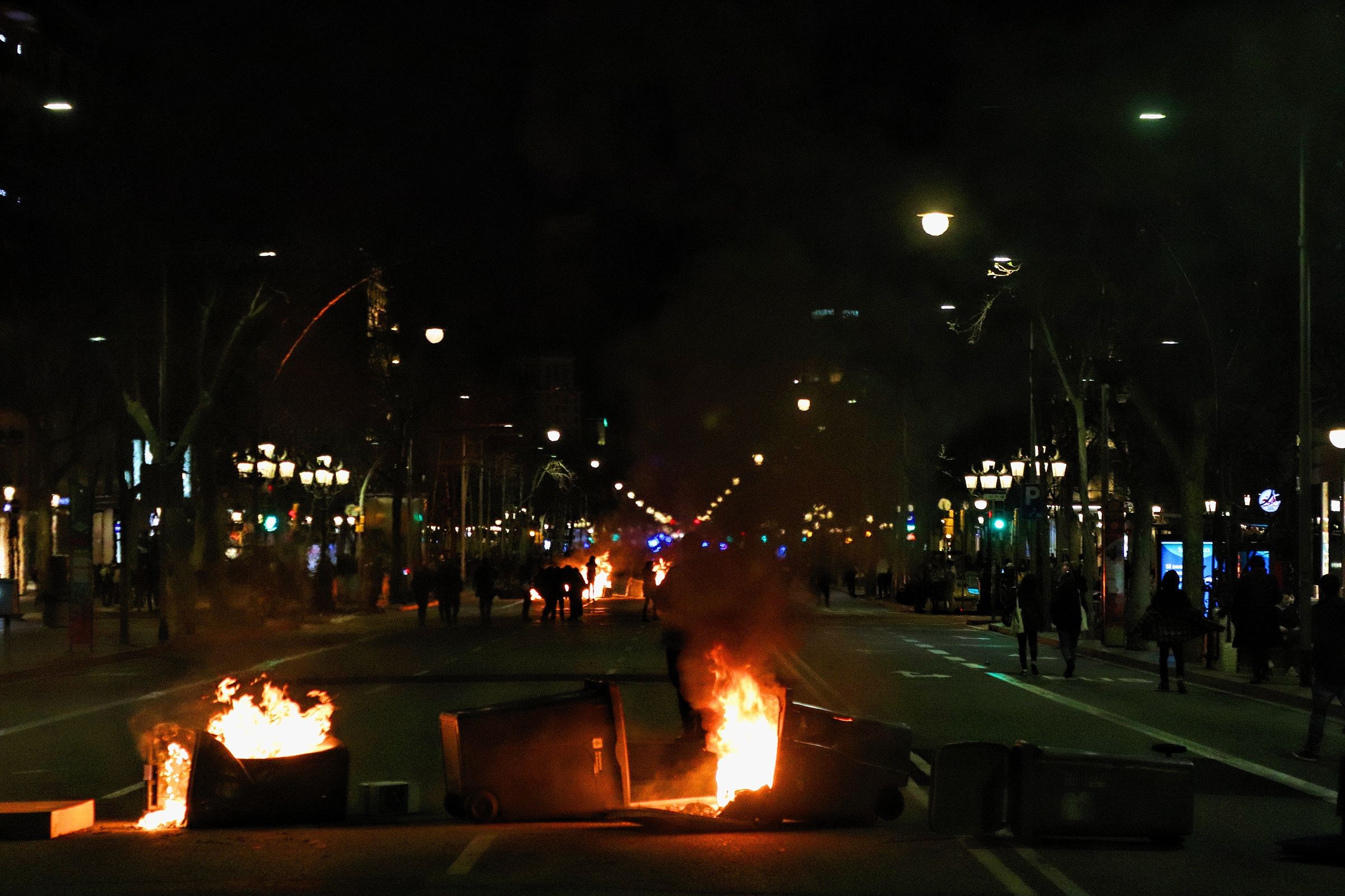 Contenedores ardiendo en el paseo de Gràcia por los disturbios en apoyo a Hasél / E.G.