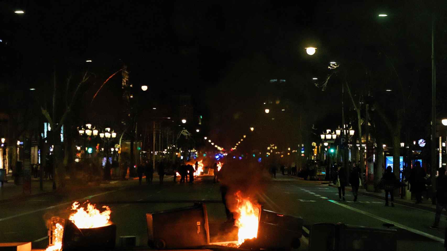 Contenedores ardiendo en el paseo de Gràcia por los disturbios en apoyo a Hasél / E.G.