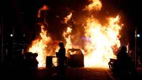 Grandes columnas de fuego en el centro de Barcelona durante los disturbios contra el encarcelamiento de Pablo Hasél / EFE