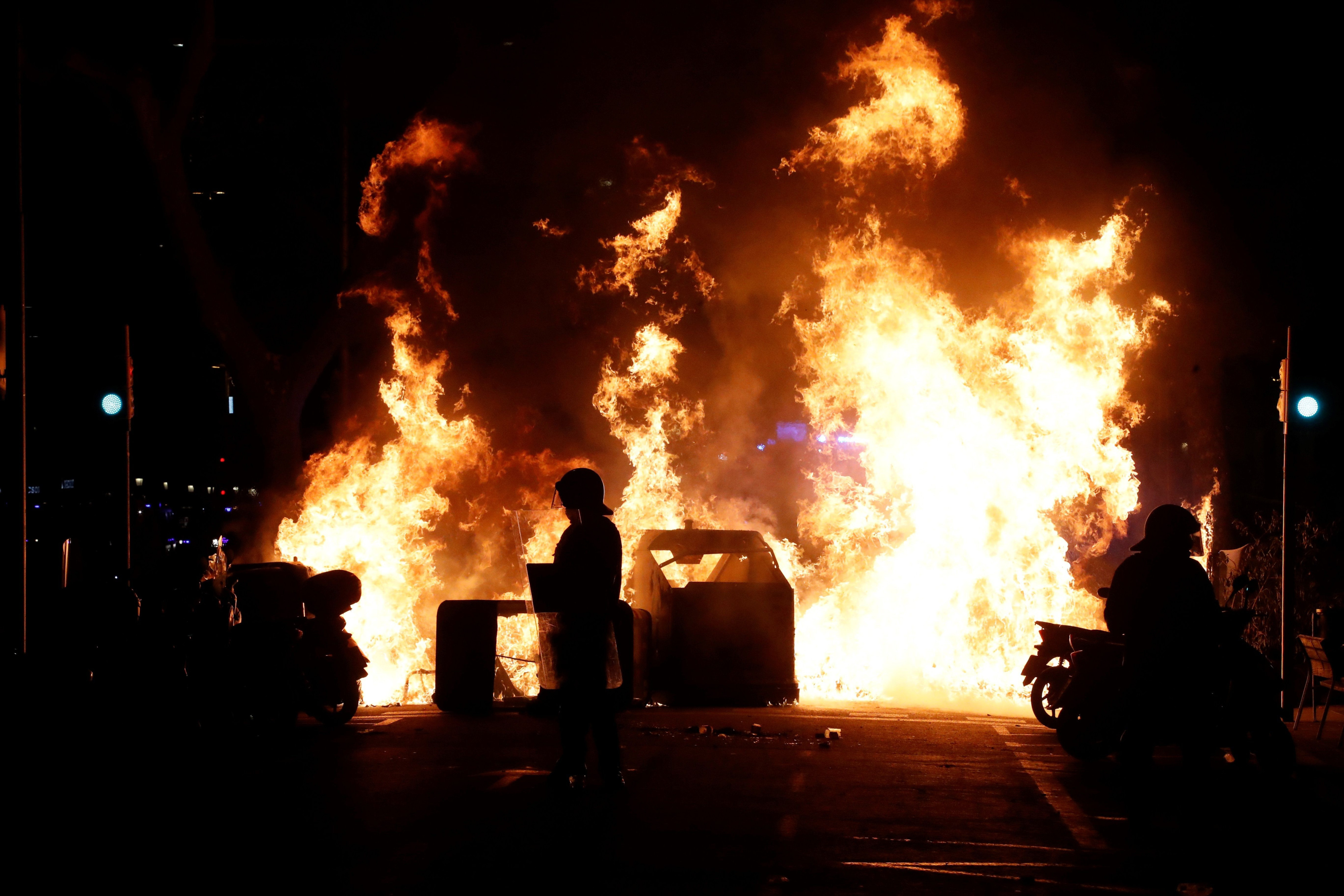 Grandes columnas de fuego en el centro de Barcelona durante los disturbios contra el encarcelamiento de Pablo Hasél / EFE