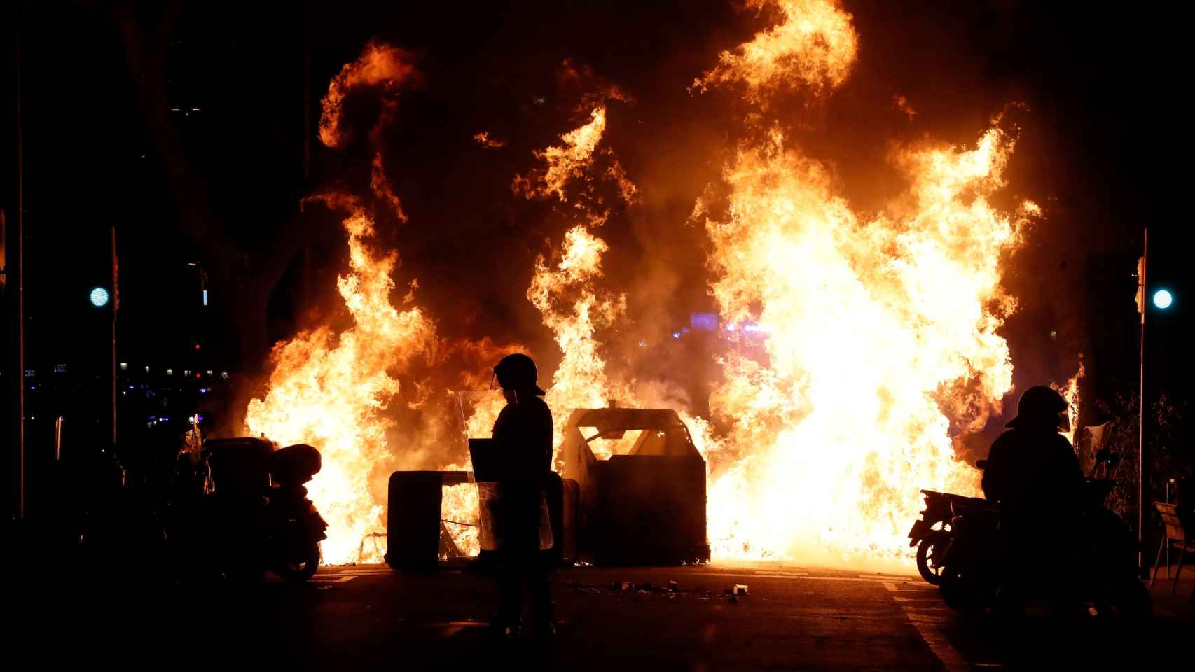 Grandes columnas de fuego en el centro de Barcelona durante los disturbios contra el encarcelamiento de Pablo Hasél / EFE