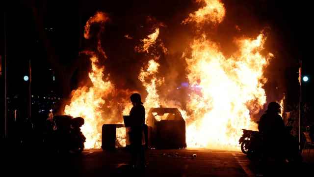 Grandes columnas de fuego en el centro de Barcelona durante los disturbios contra el encarcelamiento de Pablo Hasél / EFE