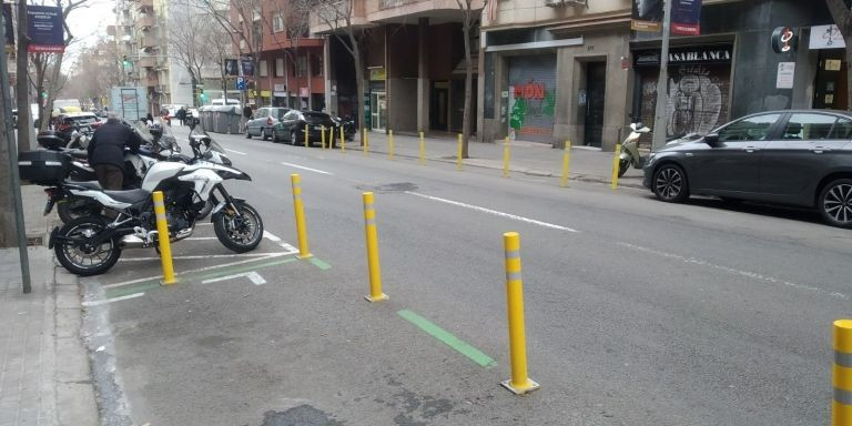 Dos terraza vacías en una calle de Barcelona / METRÓPOLI ABIERTA