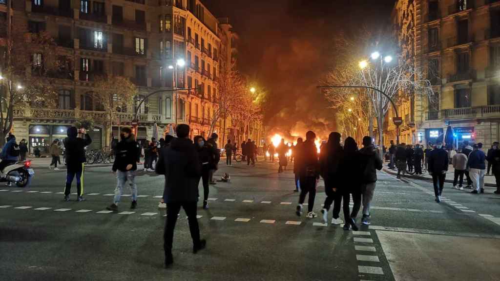 Protestas en el Eixample en una nueva noche de disturbios en Barcelona / GUILLEM ANDRÉS