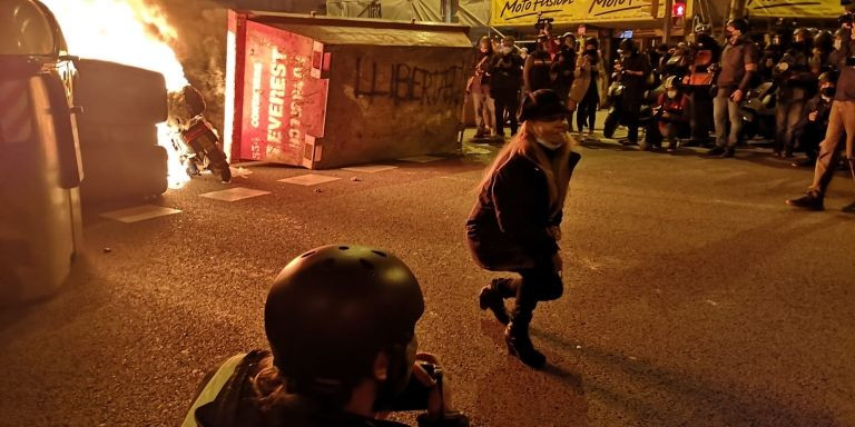 Una mujer posa delante de una barricada en la calle de Aragó / G.A