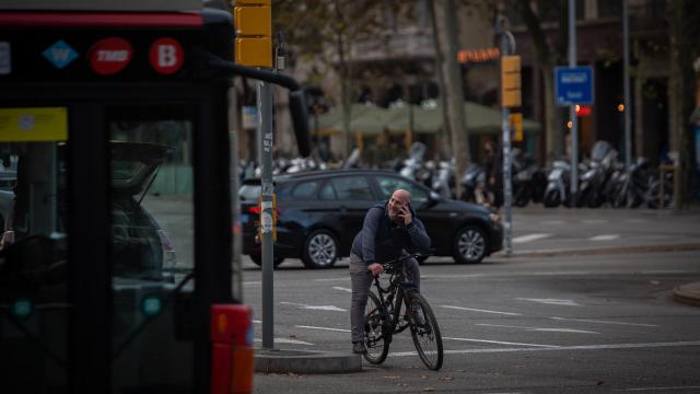 Un hombre circulando en bicicleta por las calles de Barcelona